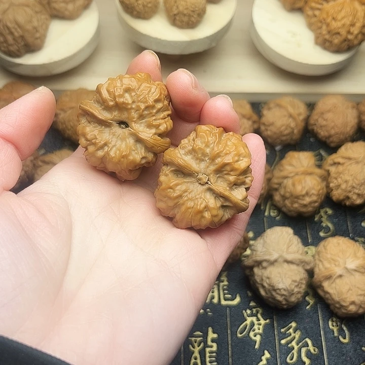 文玩核桃吊坠蛤蟆头尖部微修，尺寸37，已打底，不退不换