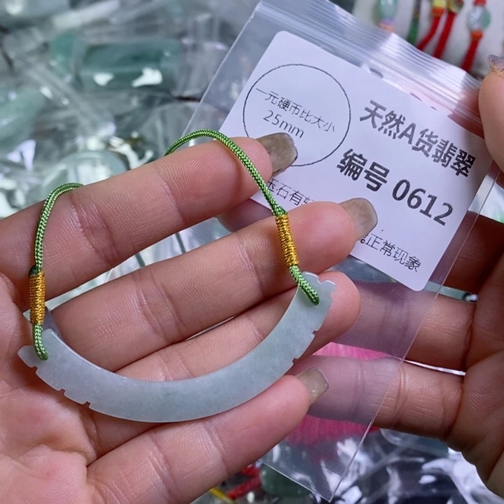 翡翠颈饰未镶嵌吊坠