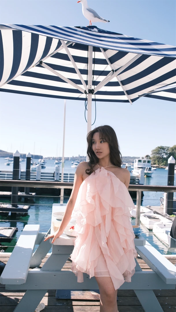 澳洲小众设计师挂脖连衣裙甜美性感露背荷叶边立体花朵蛋糕短裙