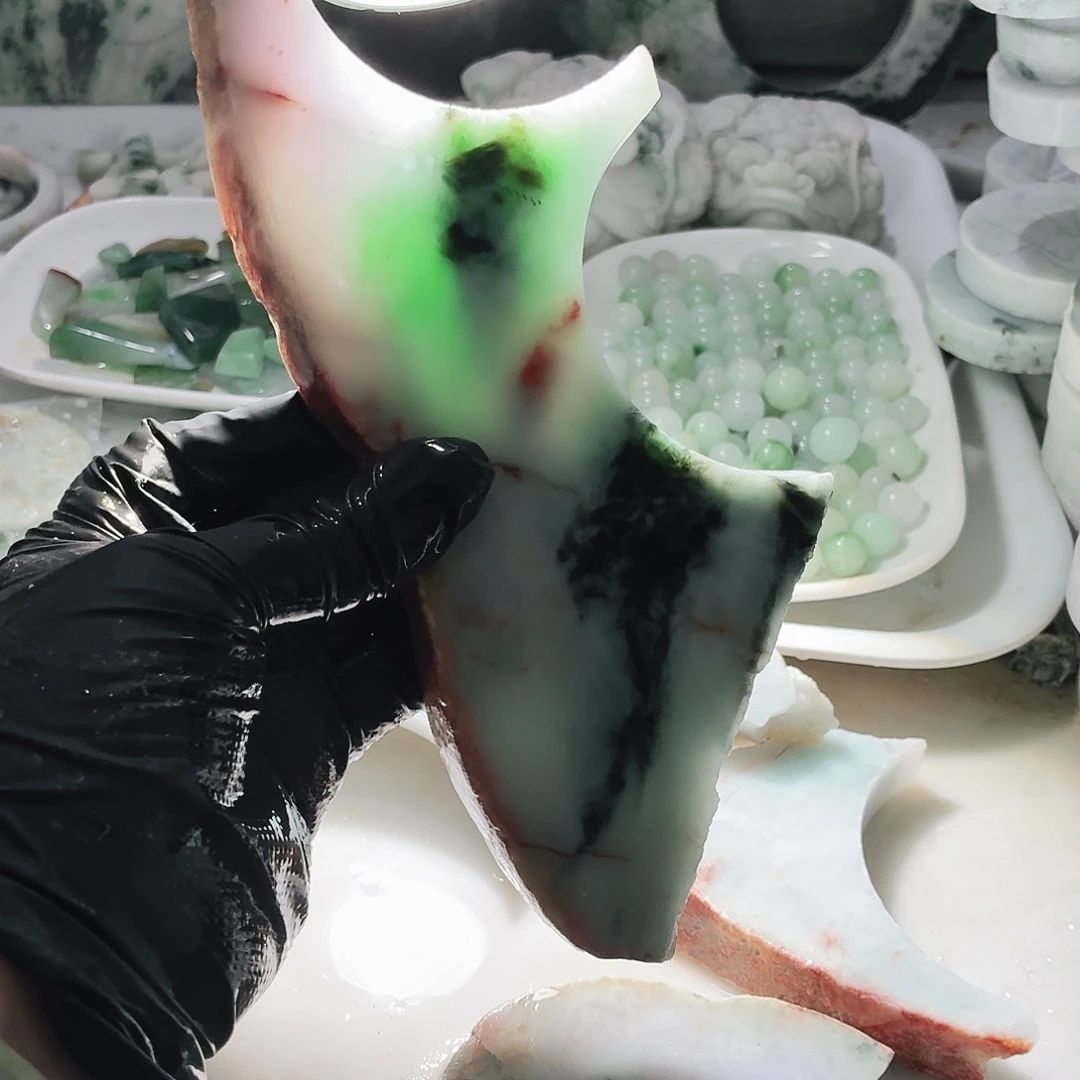 翡翠未镶嵌颈饰边角料