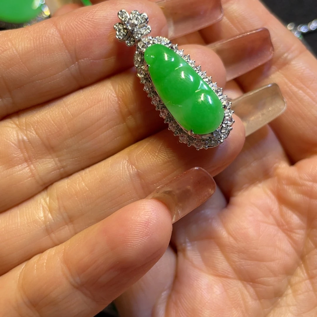 翡翠颈饰18K金镶嵌你**达豆子