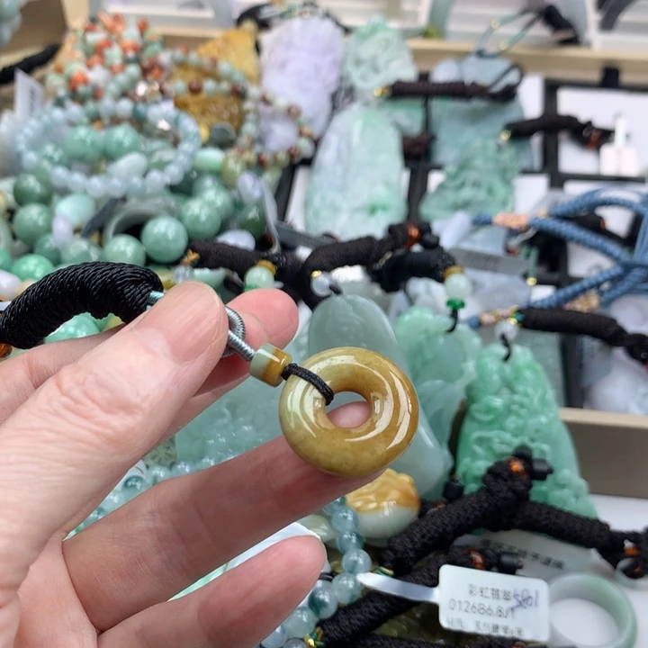 翡翠未镶嵌颈饰吊坠