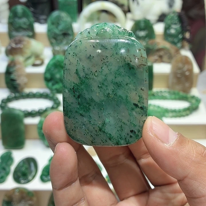 独山玉未镶嵌颈饰四六牌老水洞