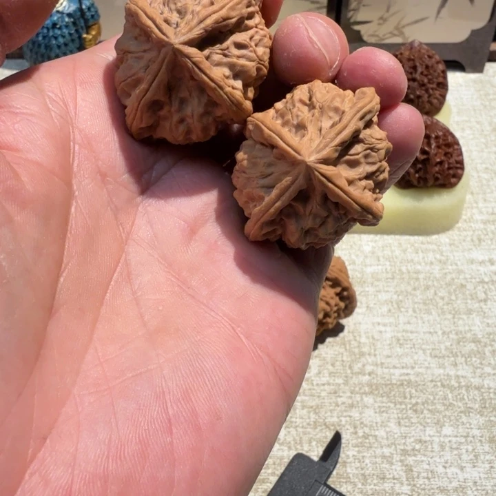 文玩核桃吊坠秦岭文玩核桃，御玺四棱40尺