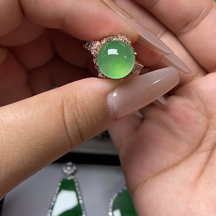 颈饰未镶嵌翡翠戒指