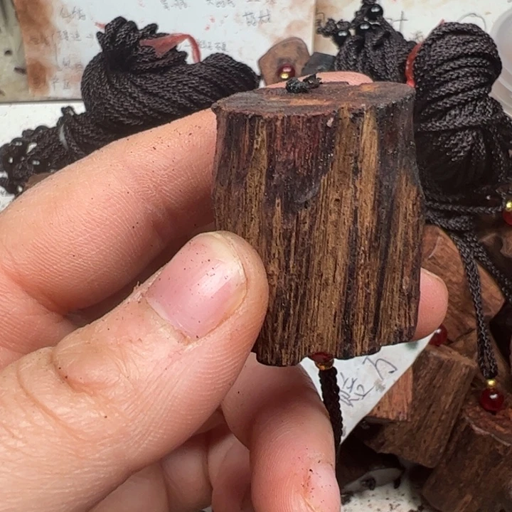 藤类降真香随形吊坠大小不一