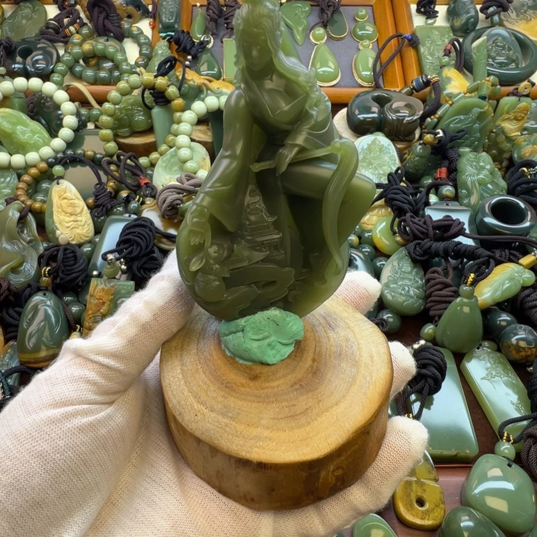 伊***神岫岩老玉（透闪石质玉）未镶嵌挂件