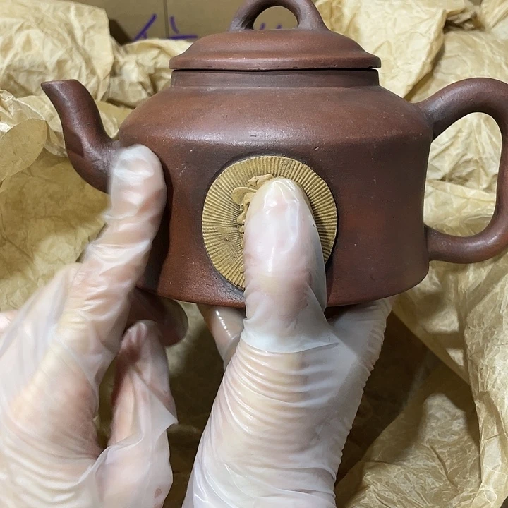 紫砂茶壶原矿泥料，手工制作的一把紫砂壶。