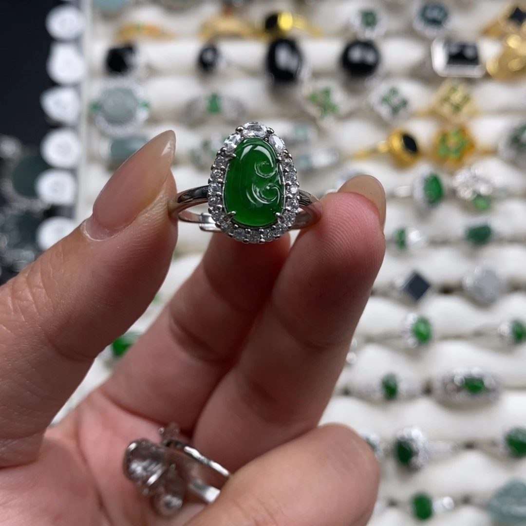 小****翡翠未镶嵌颈饰翡翠