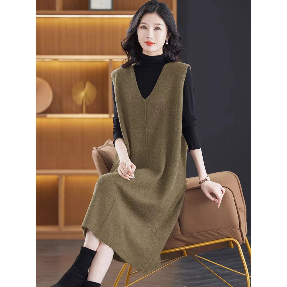 鸡心领针织连衣裙秋季新款气质显瘦毛衣裙长款过膝大码马甲背心裙