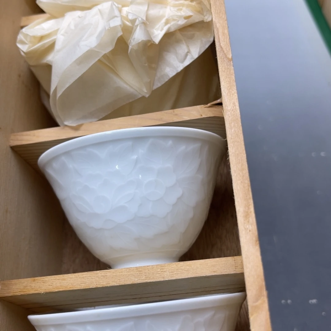 瓷片密密麻麻地铺满一