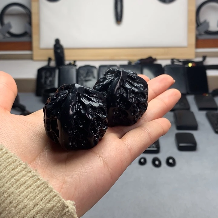 和田玉（墨玉）未镶嵌把件