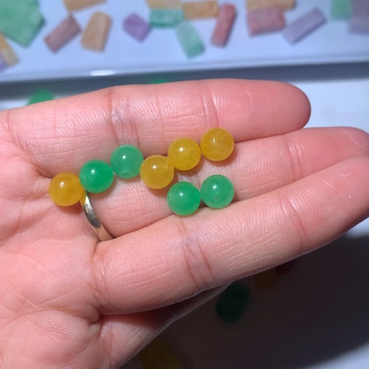 哈***咪翡翠未镶嵌颈饰挂件