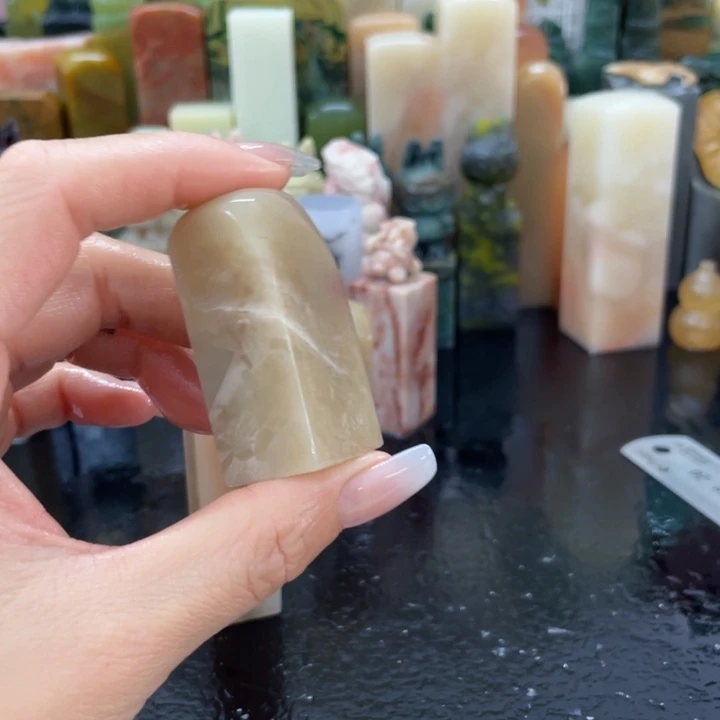 两***手青田石混合各种石