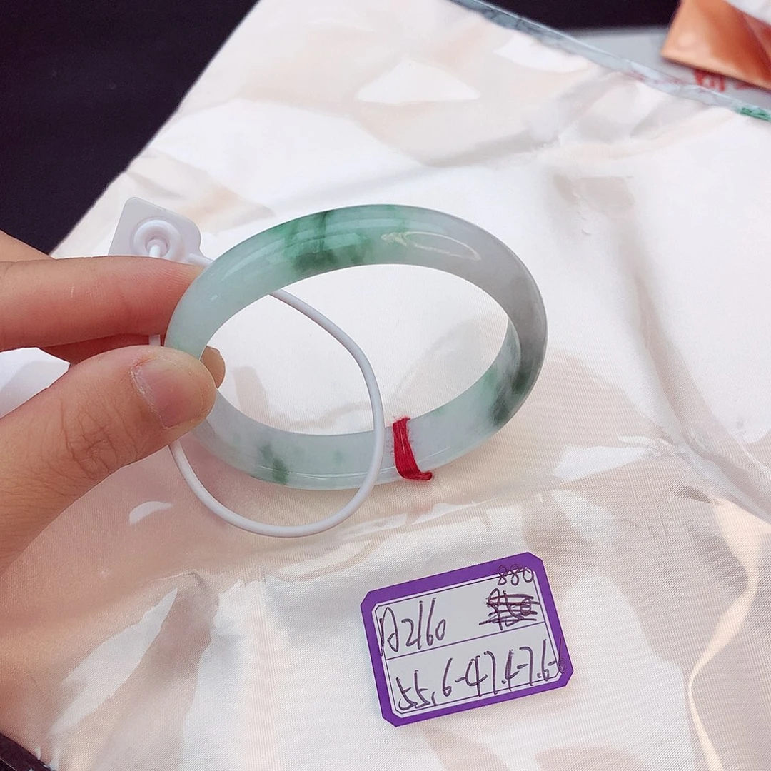 翡翠手镯未镶嵌翡翠