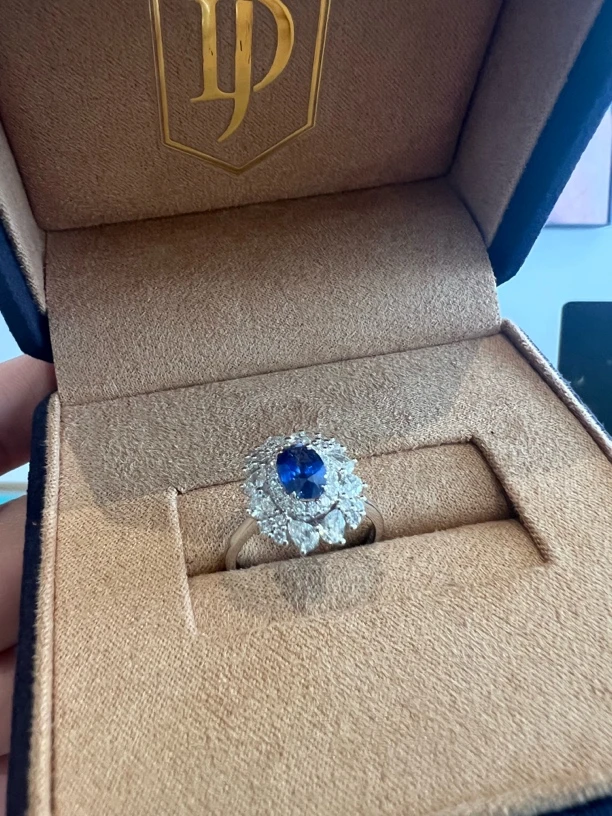 97分矢车菊蓝宝石壕镶戒指，国际大证
