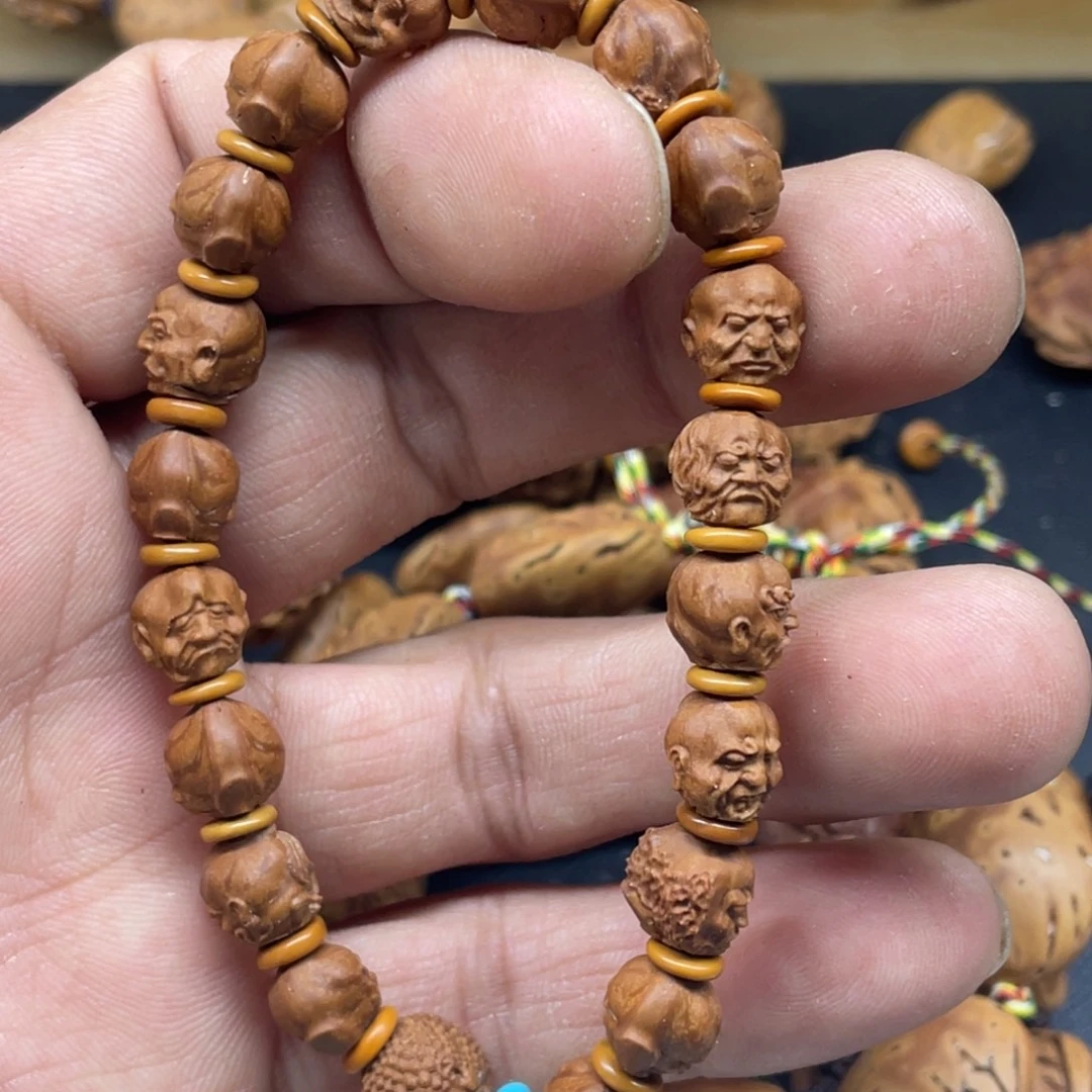 龙纹桃核雕刻罗汉