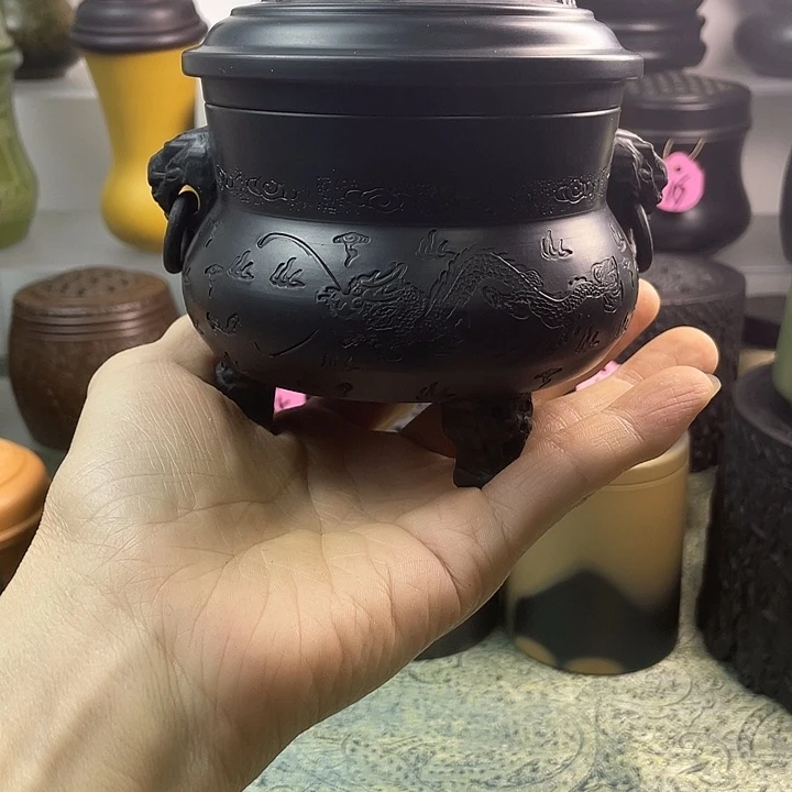 一对精品香炉。