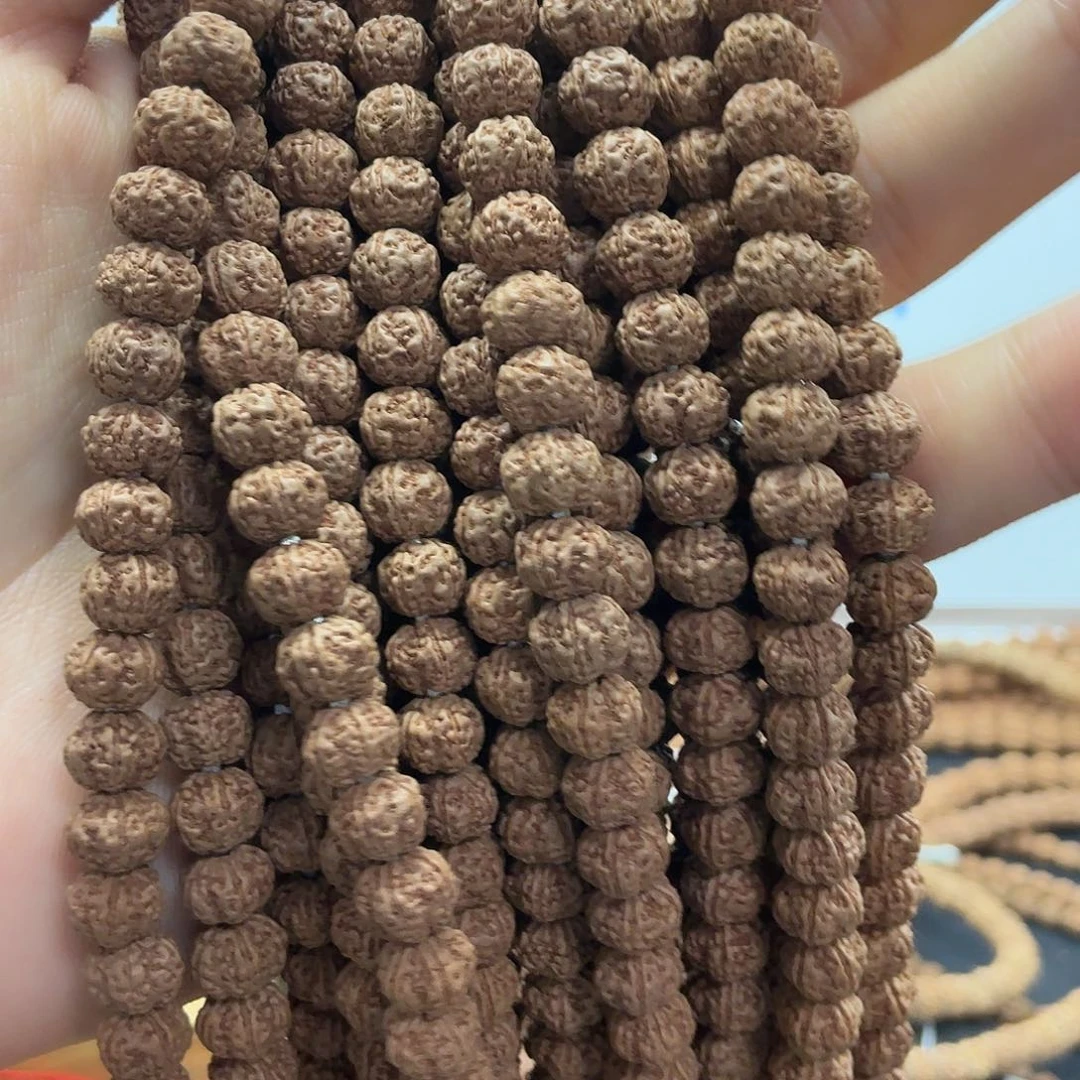 吊坠金刚菩提帝王花，一条保手持