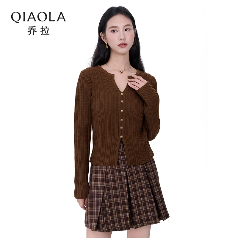 QIAOLA/乔拉【风笛校曲】秋季羊毛小V领上衣梭织格纹气质感半裙预售
