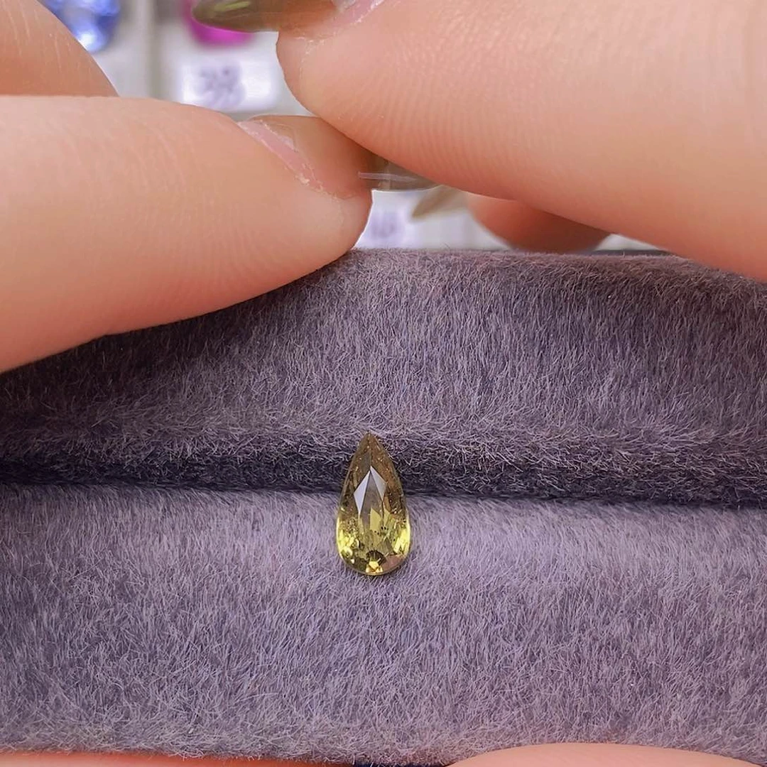 裸石蓝宝石无烧玻璃体火彩不错明亮1.14ct/3351号
