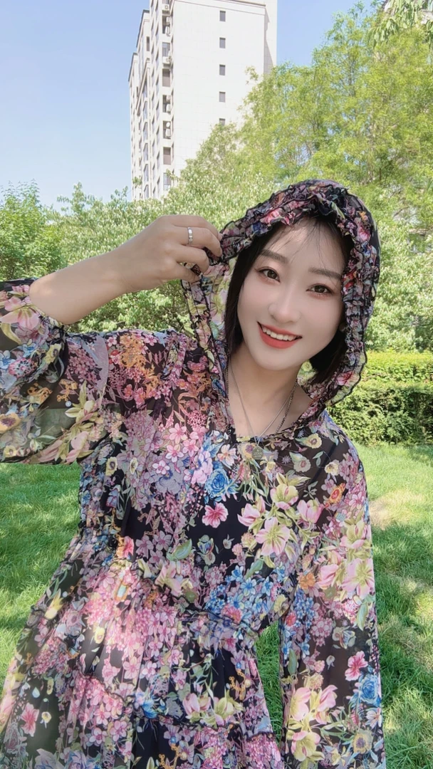 妍妍推荐【万花丛中】2025夏季新款带帽防晒长款时尚碎花连衣裙