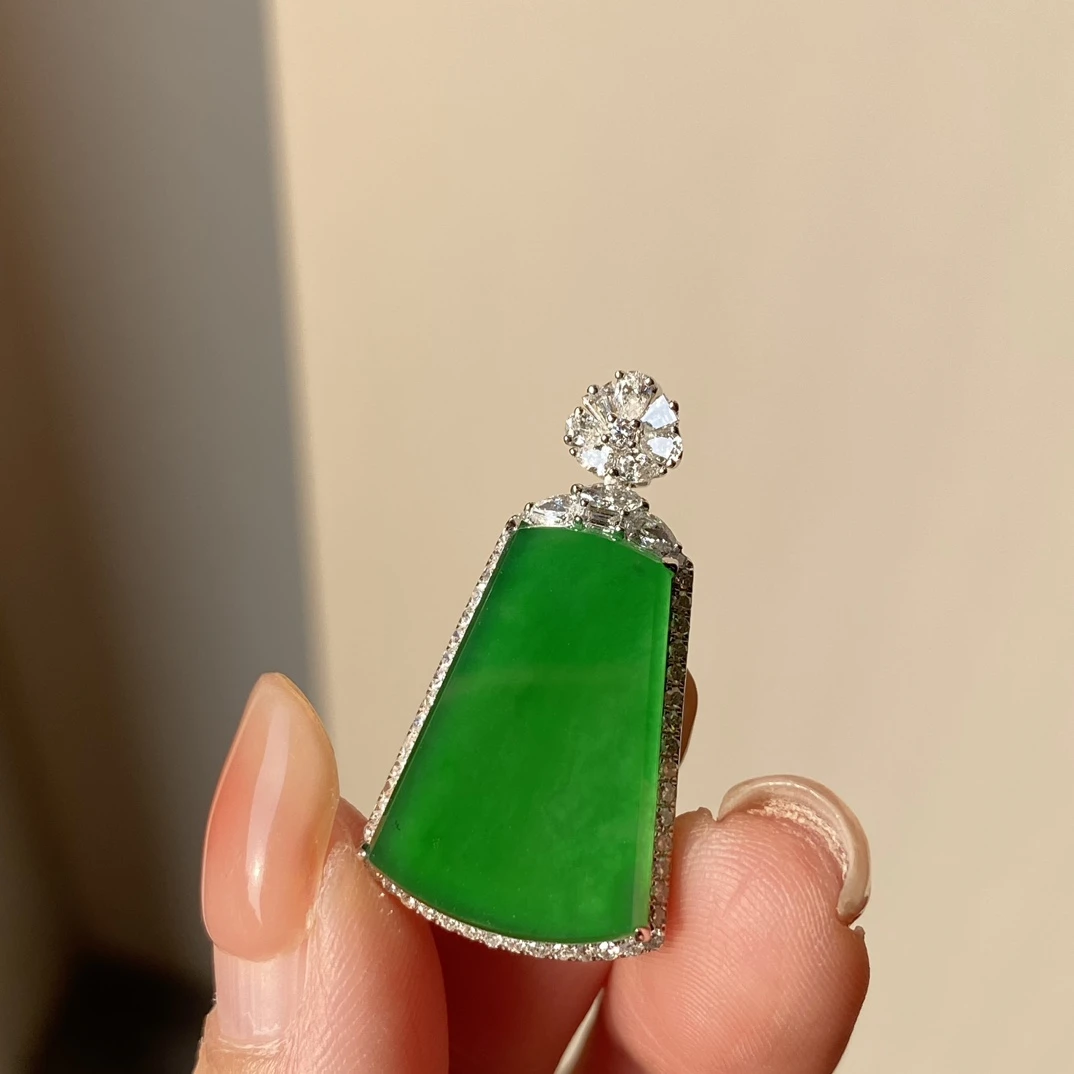 天然A货翡翠高冰种满绿色颈饰18K真金真钻镶嵌无事牌吊坠