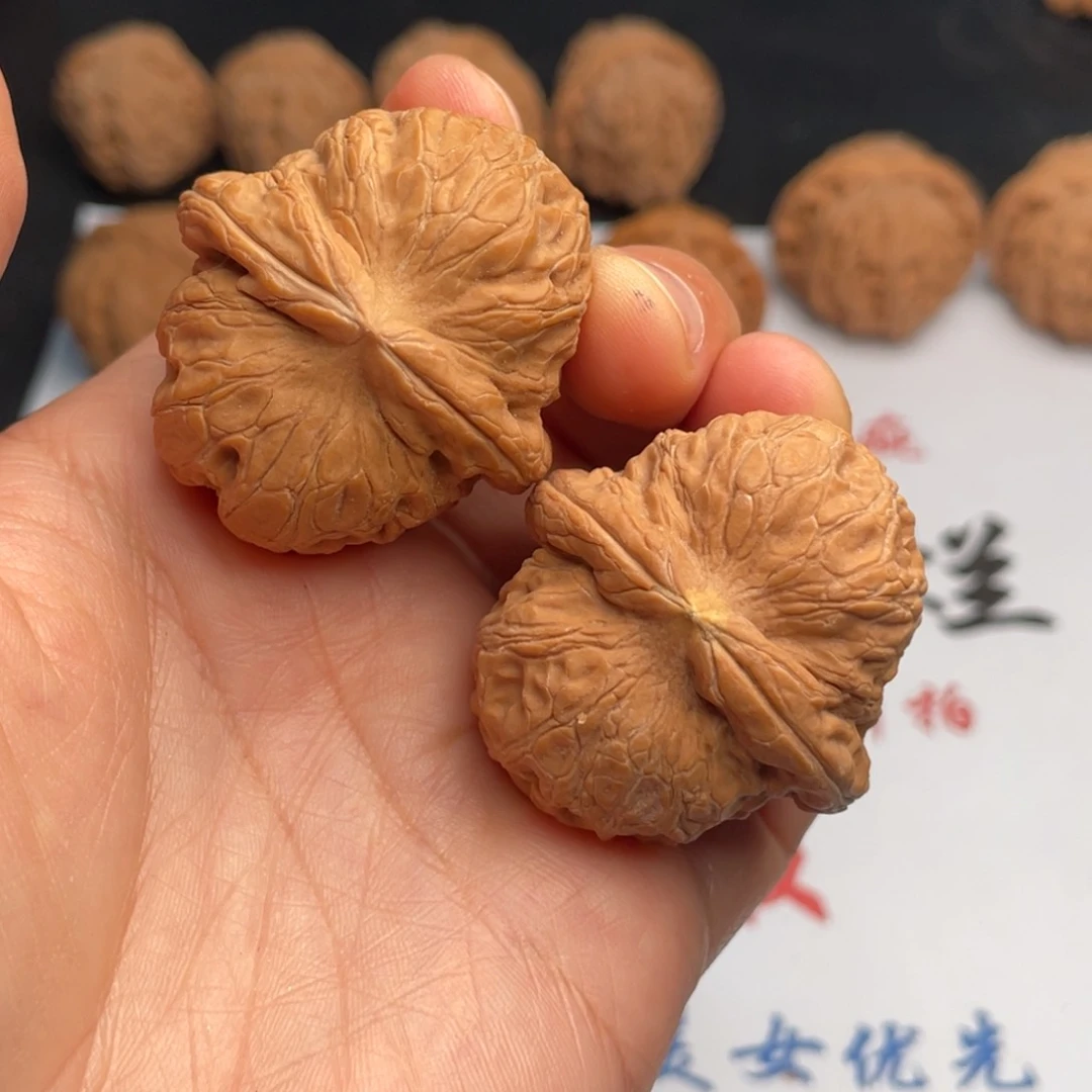 文玩核桃吊坠382。40元宝有黄