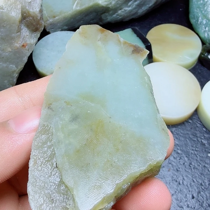 和田玉（糖玉）未镶嵌珠宝奇石