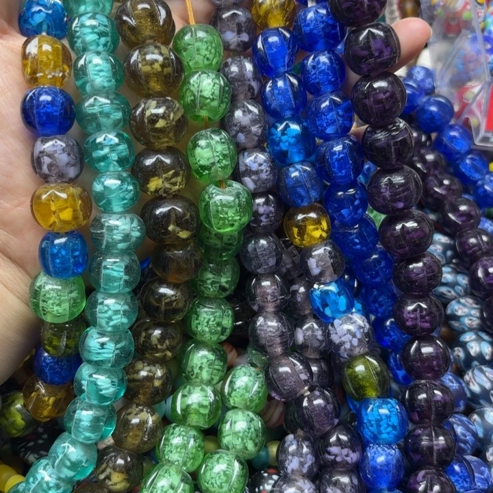 颈饰玻璃花珠一条，喊我选颜色