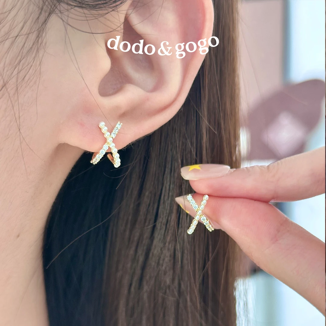 DODOGOGO 铜合金仿珍珠耳饰 米珠交叉耳钉简约精致气质时尚耳环女