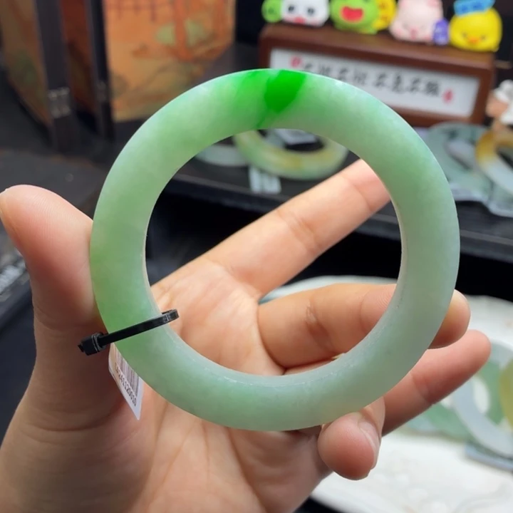 定制翡翠未镶嵌辣到“眼睛疼”的绿51-58-33