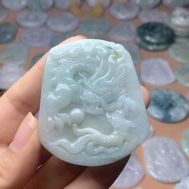 翡翠未镶嵌颈饰龙牌