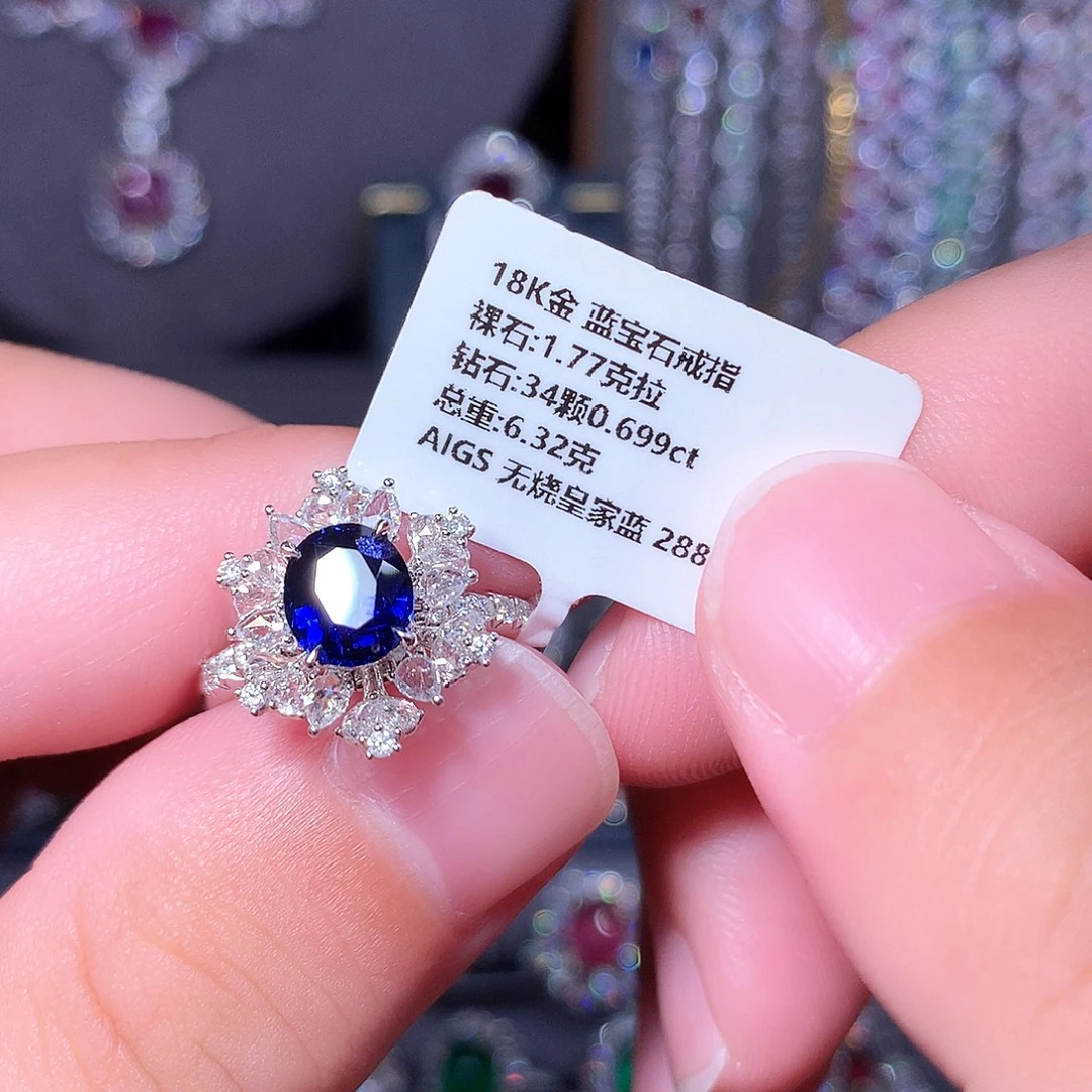 18K金镶嵌蓝宝石戒指