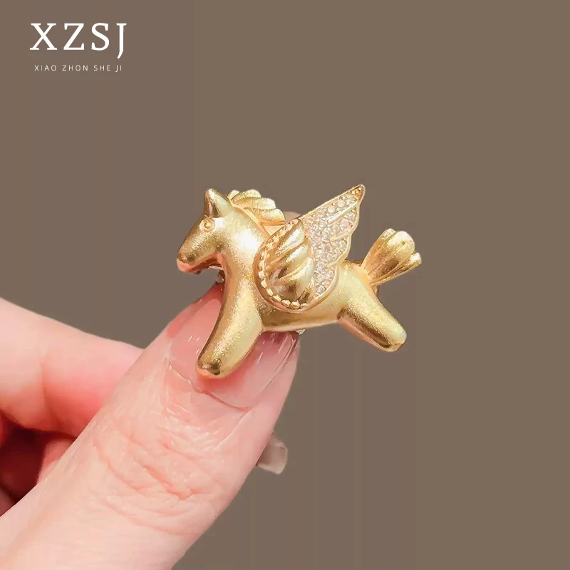 铜锆石胸针 沙金质感可爱卡通小飞马别针高端女新款精致胸花配饰