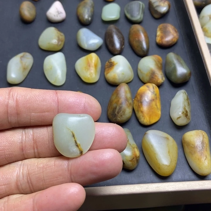 ****己和田玉（糖玉）未镶嵌珠宝奇石