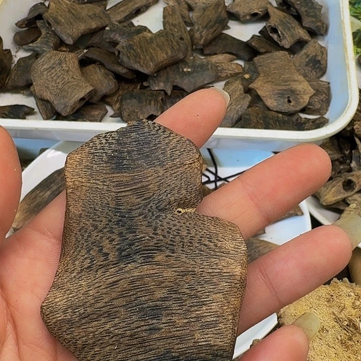 沉香碎屑沉香郭*14.9克，白棋吊坠