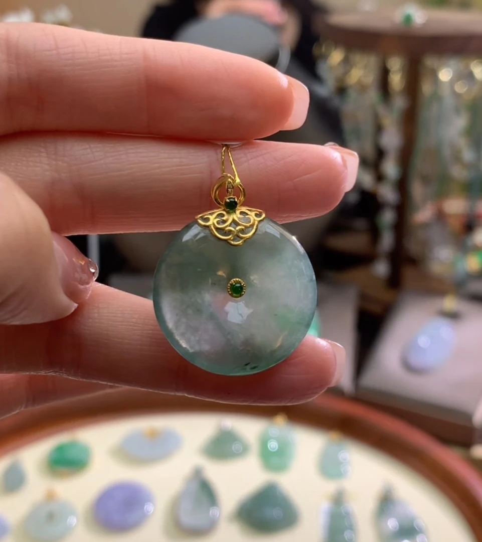 天然A货翡翠吊坠