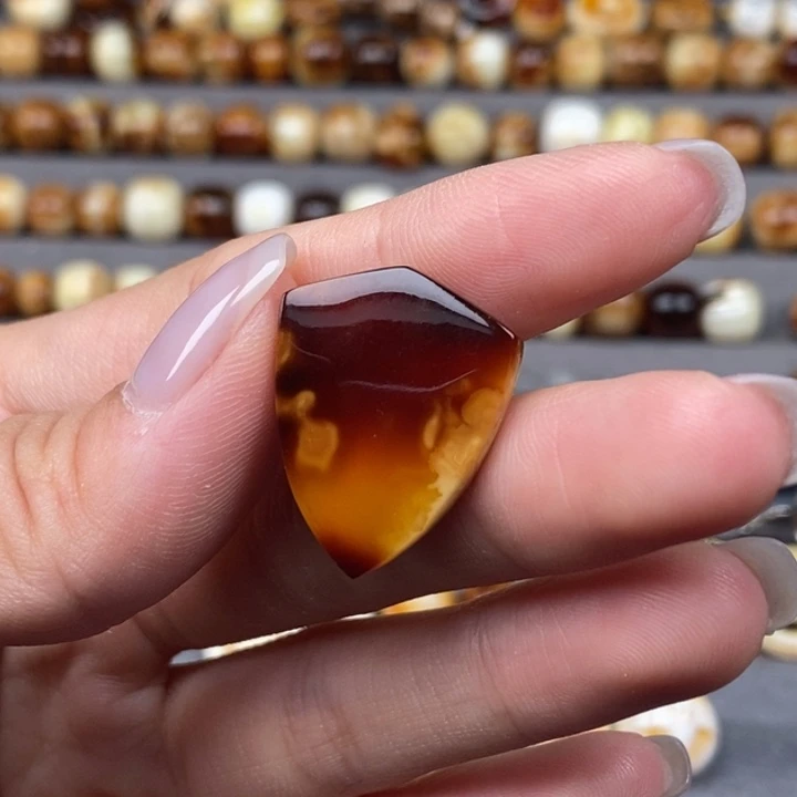 琥珀颈饰未镶嵌盾牌