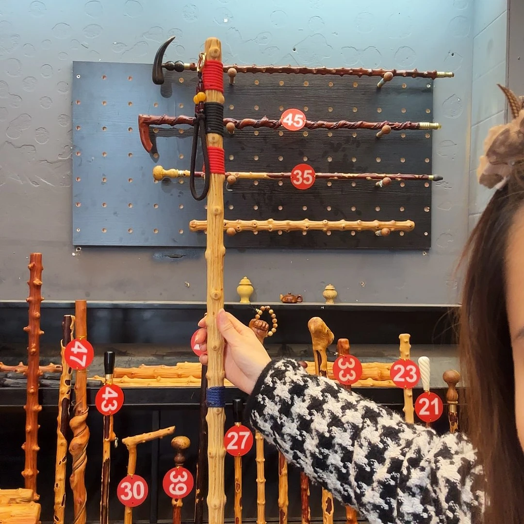 金***生120公分左右长，登山杖