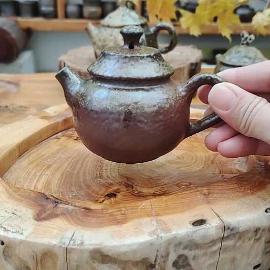 坭兴陶落釉锤纹壶