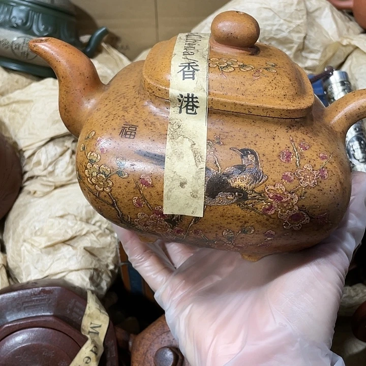 紫砂茶壶原矿泥料，手工制作的一把紫砂壶。