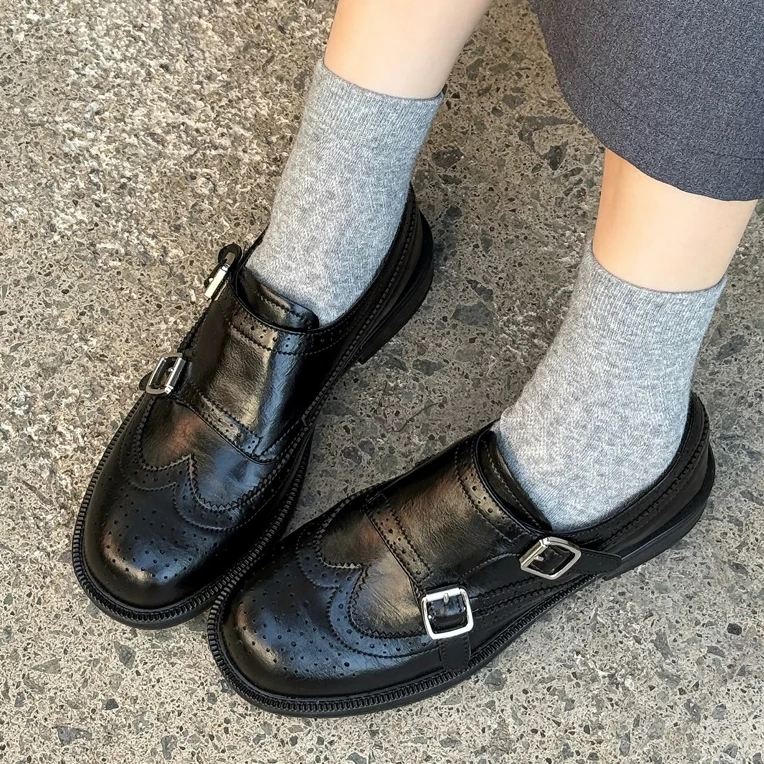 新款布洛克雕花孟克英真皮风圆头粗跟加绒乐福鞋女百搭