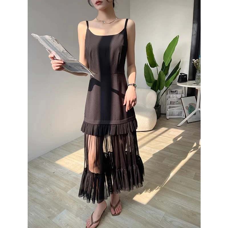 黑色吊带连衣裙女夏季2025新款无袖网纱拼接假两件气质中长款裙子