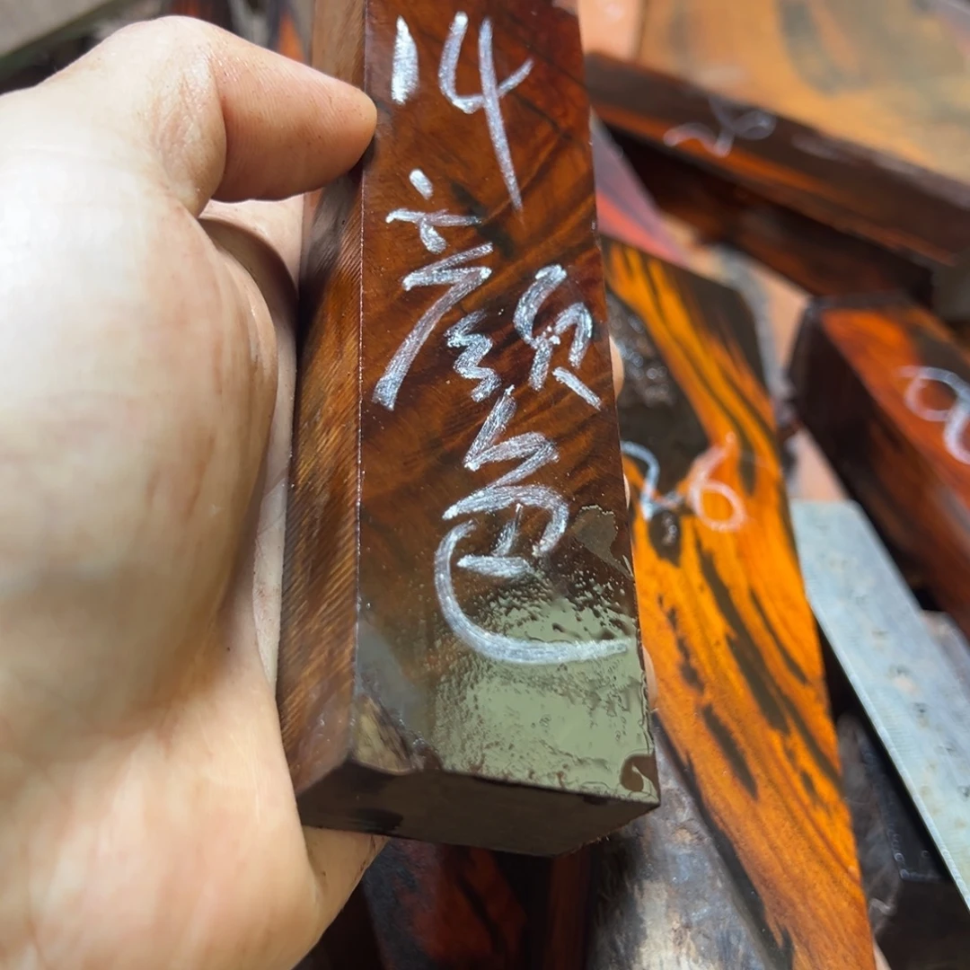 颜***色交趾黄檀（大红酸枝）