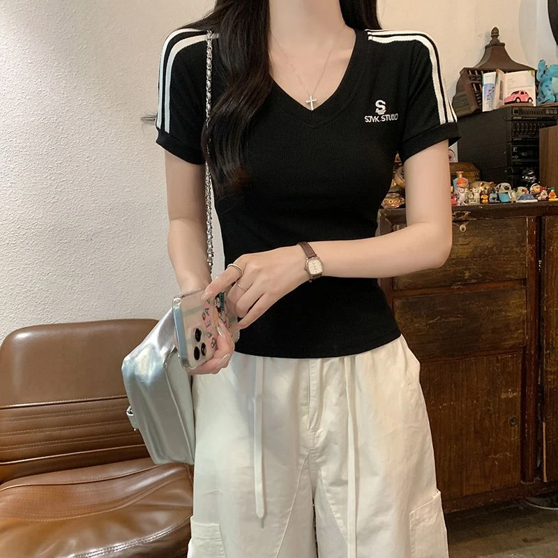 休闲百搭短袖t恤女新款2025刺绣修身辣妹设计感独特短款V领上衣