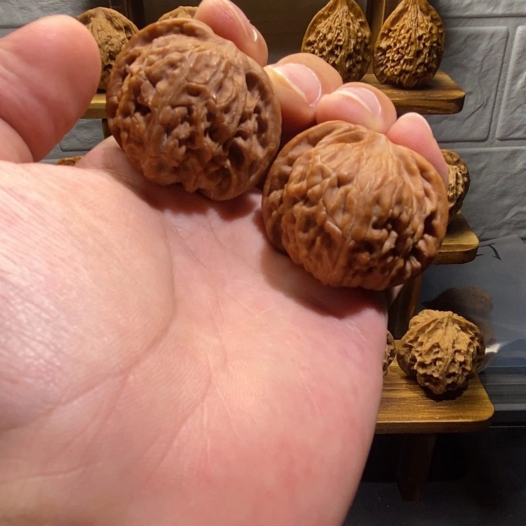 文玩核桃吊坠山地红皮磨40