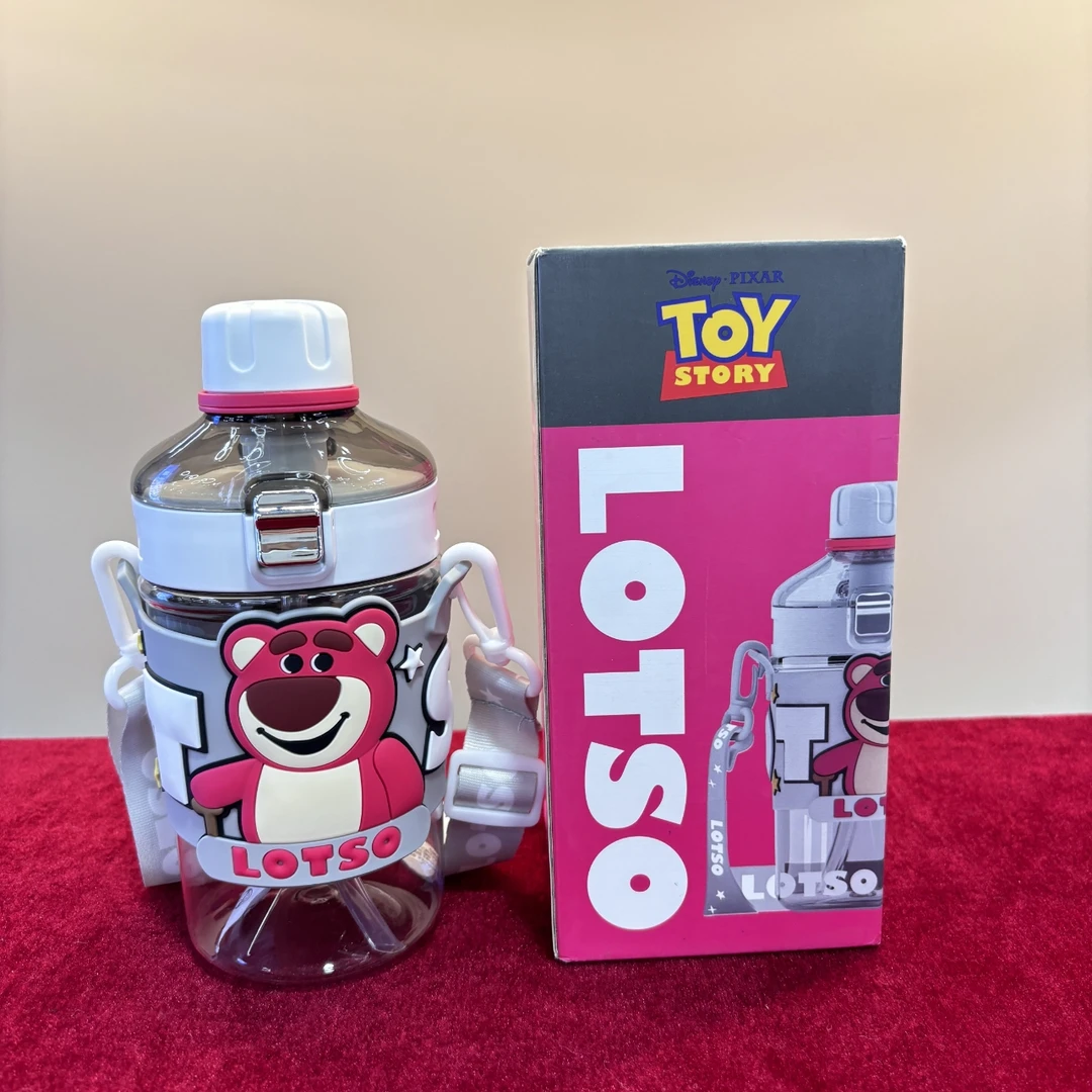 塑料杯草莓熊儿童吸管杯便携毛绒杯套斜挎家用塑料杯