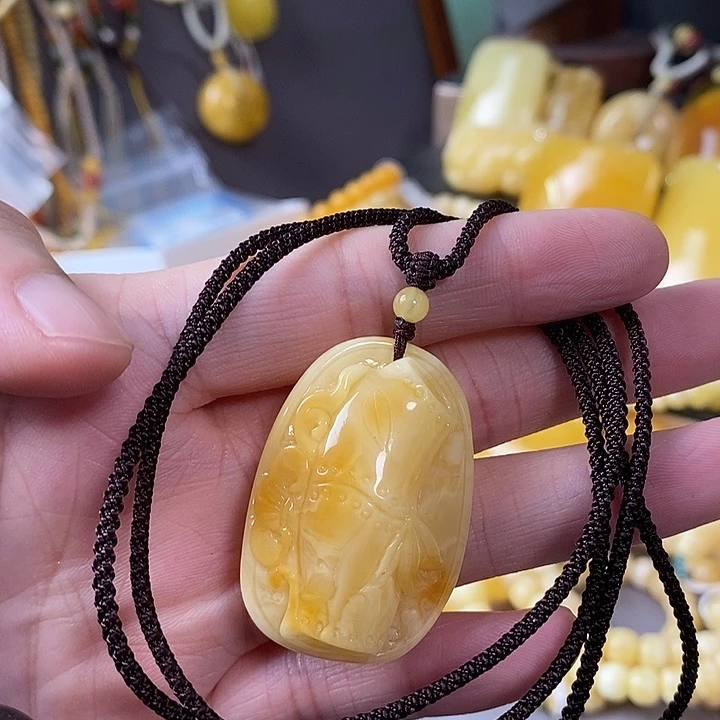 琥珀未镶嵌裸石雕刻件