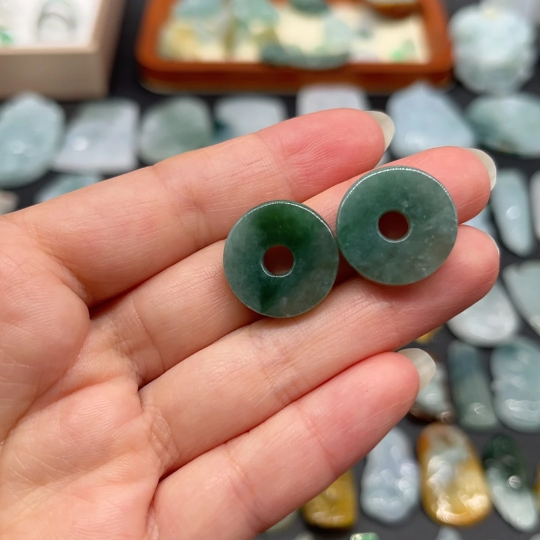 翡翠未镶嵌颈饰甜甜圈